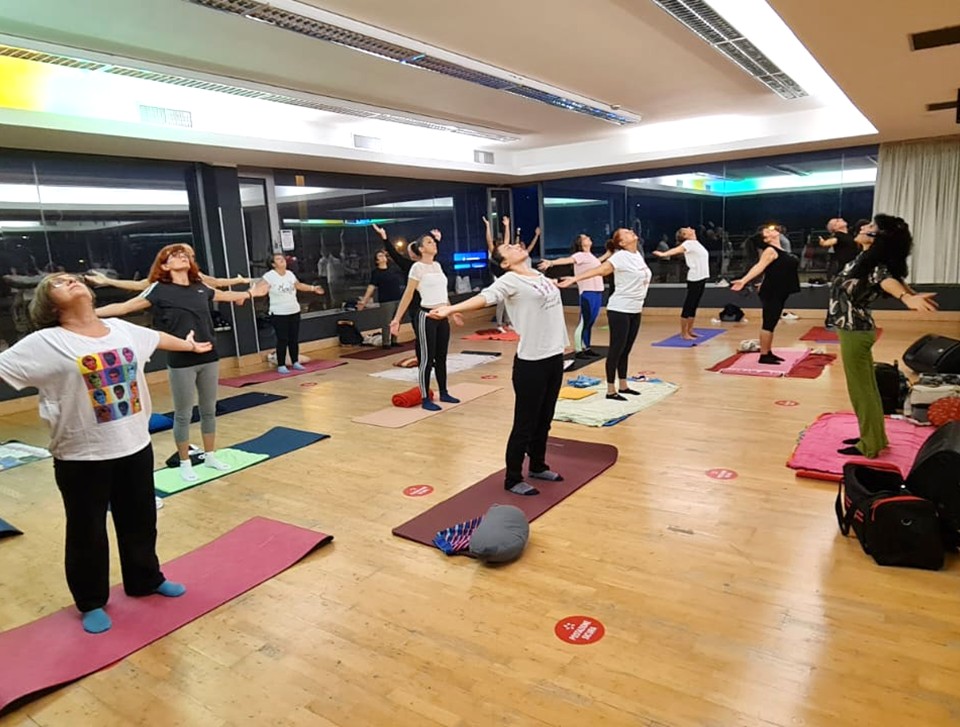 Holistic yoga lessons in Porto d’Ascoli continue until May